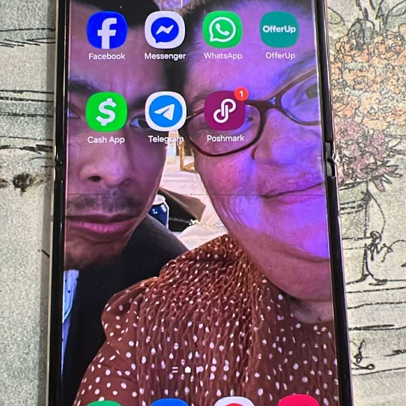 Samsung Galaxy Z Flip 4 Unlocked Phone - Picture 2 of 4